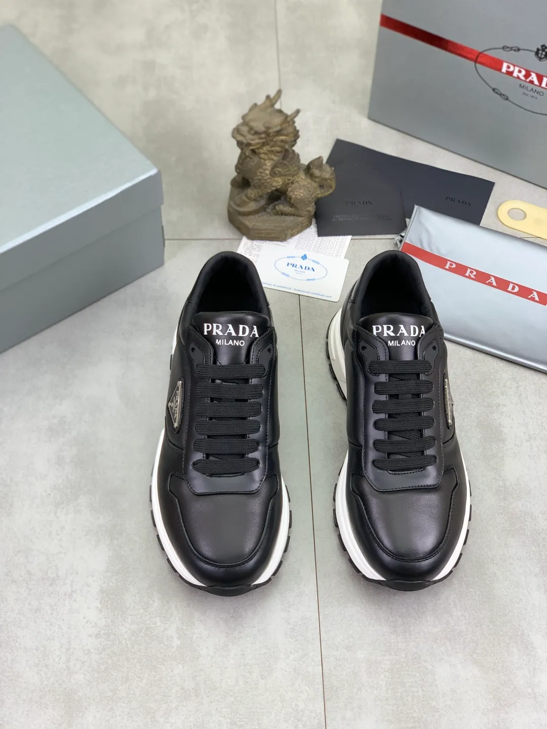 Men's shoes 💰P540 new (higher version) new PRADA (Prada) classic models are on the market at the same time, new men's shoes, 😘fabrics are selected from original imported calfskin. First layer of imported cowhide lining. The original version is awesome! 👍🏿Original open-molded non-slip PU outsole, with exquisite lines, simple and elegant, super comfortable and classy on foot, suitable for leisure travel. Code number: 38-45 (46 customized) 4️⃣ colors available